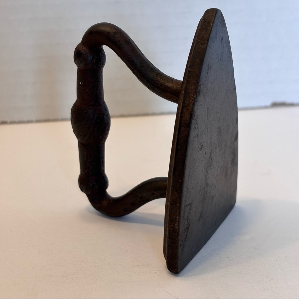 Vintage Cast Iron Miniature Pressing Iron - Picture 5 of 13